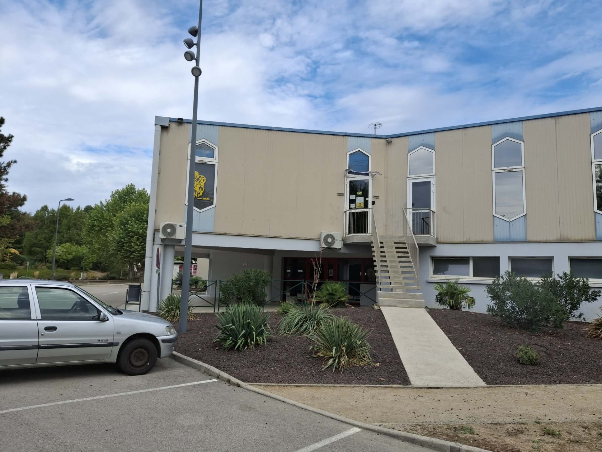 Entrée salle extérieure
